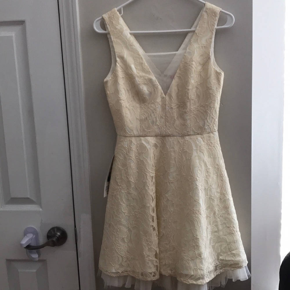 Simply Dresses💕 cream with lace dress.